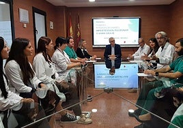 El consejero de Salud durante su reunión con profesionales del hospital Rafael Méndez.