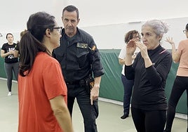 Dos enfermeras, en la sesión de formación en autodefensa.