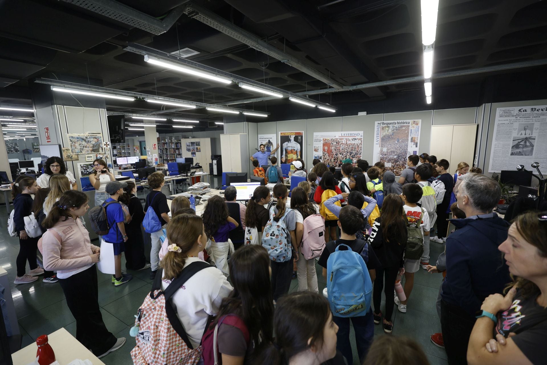 Visita del colegio Federico de Arce Martínez a LA VERDAD, en imágenes
