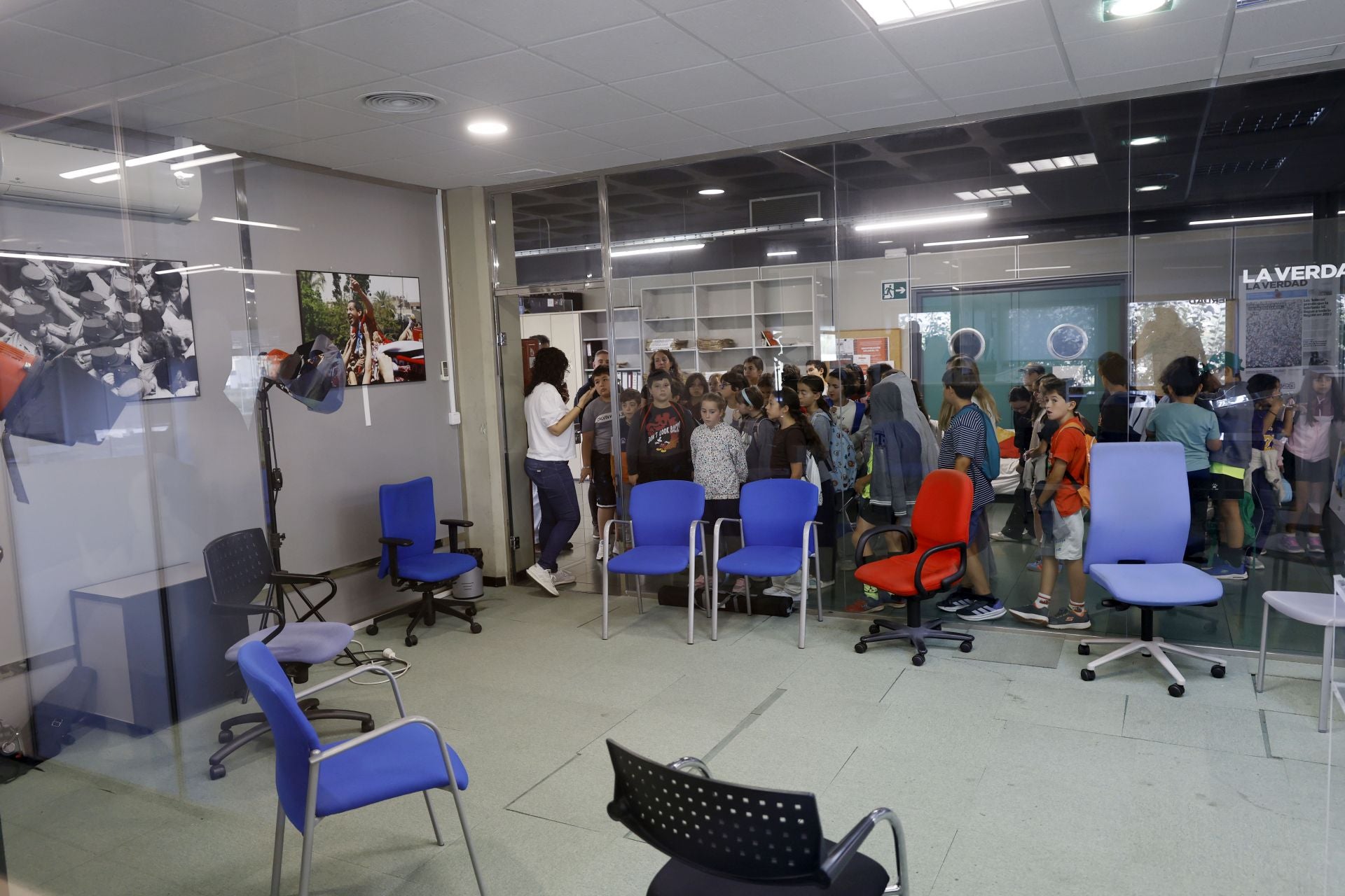 Visita del colegio Federico de Arce Martínez a LA VERDAD, en imágenes