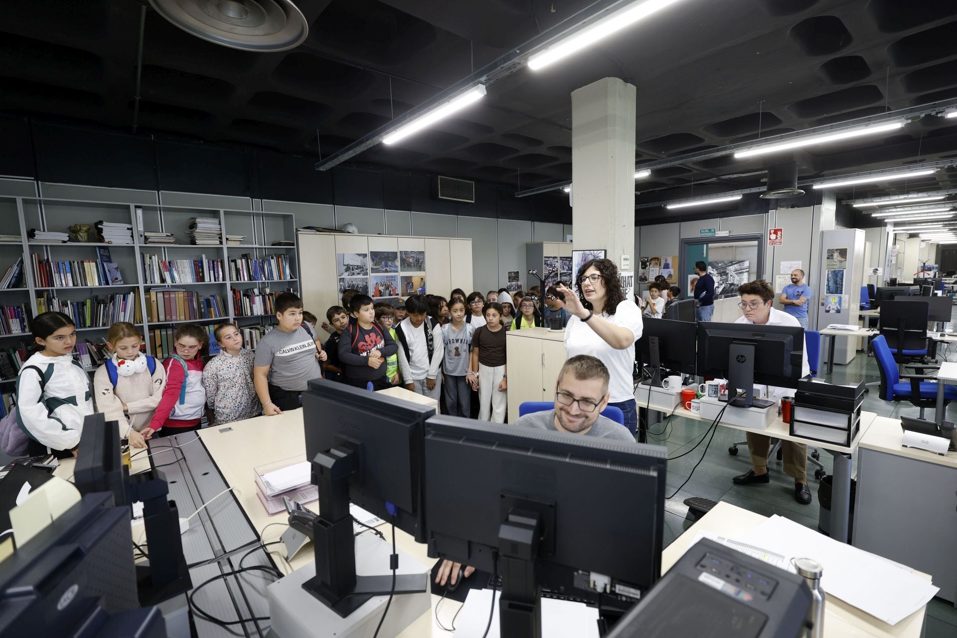 Visita del colegio Federico de Arce Martínez a LA VERDAD, en imágenes