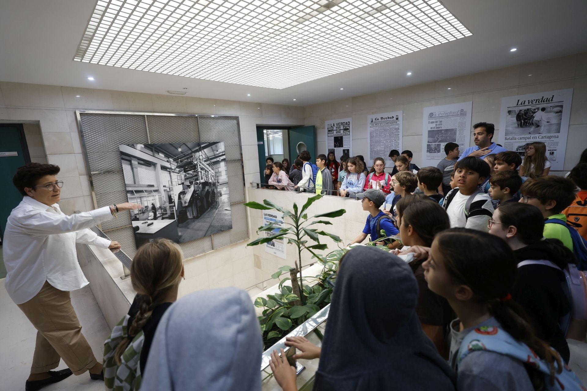 Visita del colegio Federico de Arce Martínez a LA VERDAD, en imágenes