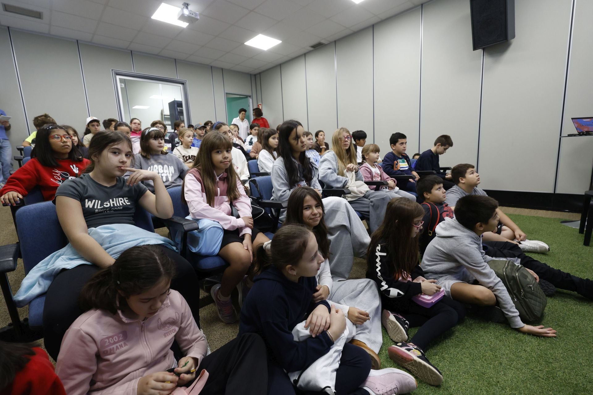 Visita del colegio Federico de Arce Martínez a LA VERDAD, en imágenes
