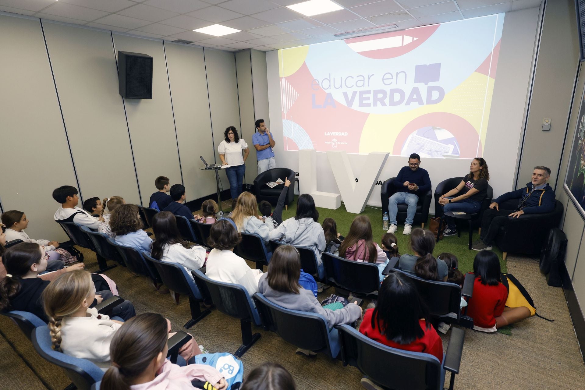 Visita del colegio Federico de Arce Martínez a LA VERDAD, en imágenes