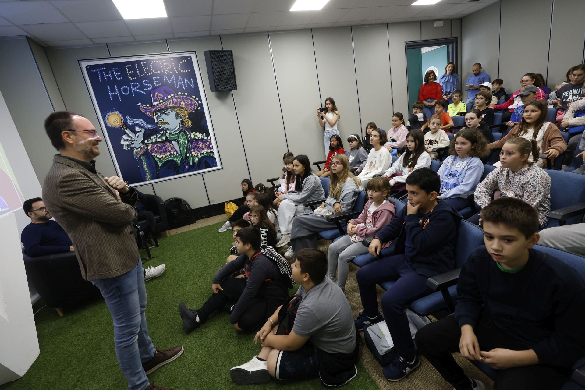 Visita del colegio Federico de Arce Martínez a LA VERDAD, en imágenes