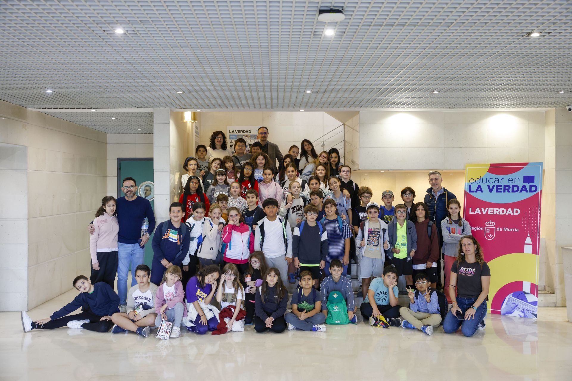 Visita del colegio Federico de Arce Martínez a LA VERDAD, en imágenes