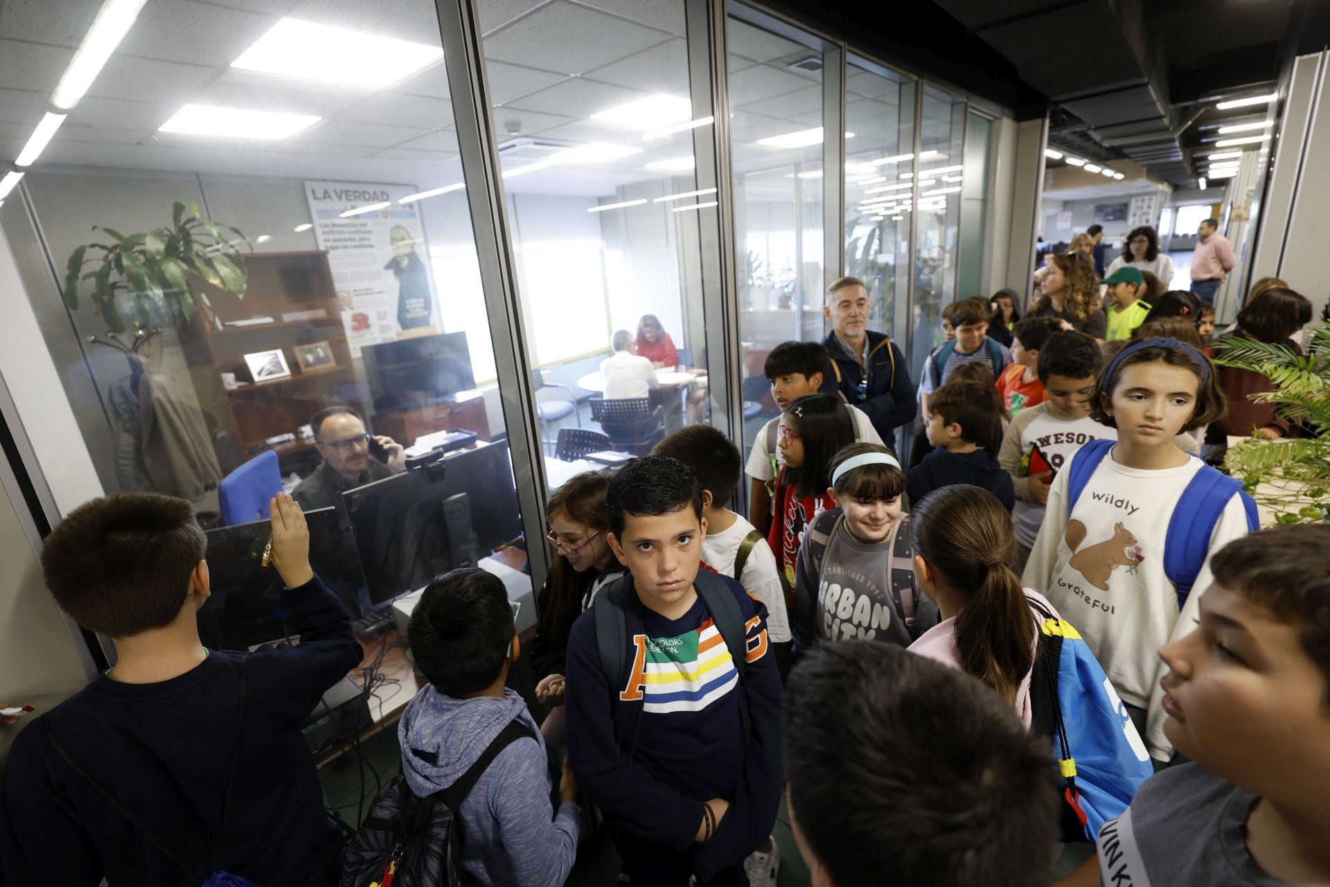 Visita del colegio Federico de Arce Martínez a LA VERDAD, en imágenes