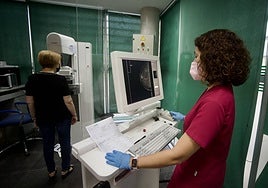 Una mujer se dispone a someterse a una mamografía en Murcia.