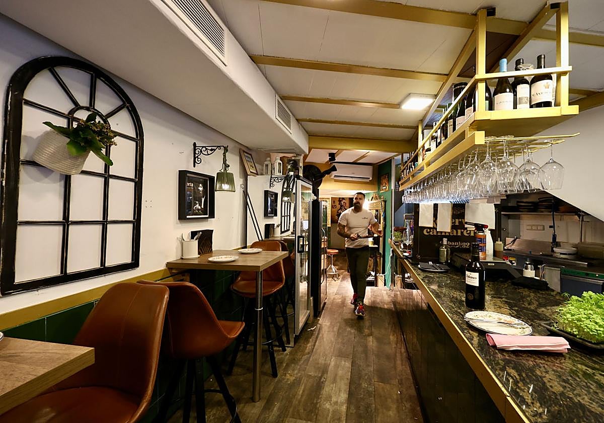 Imagen principal - Interior del local y detalle de un plato. 