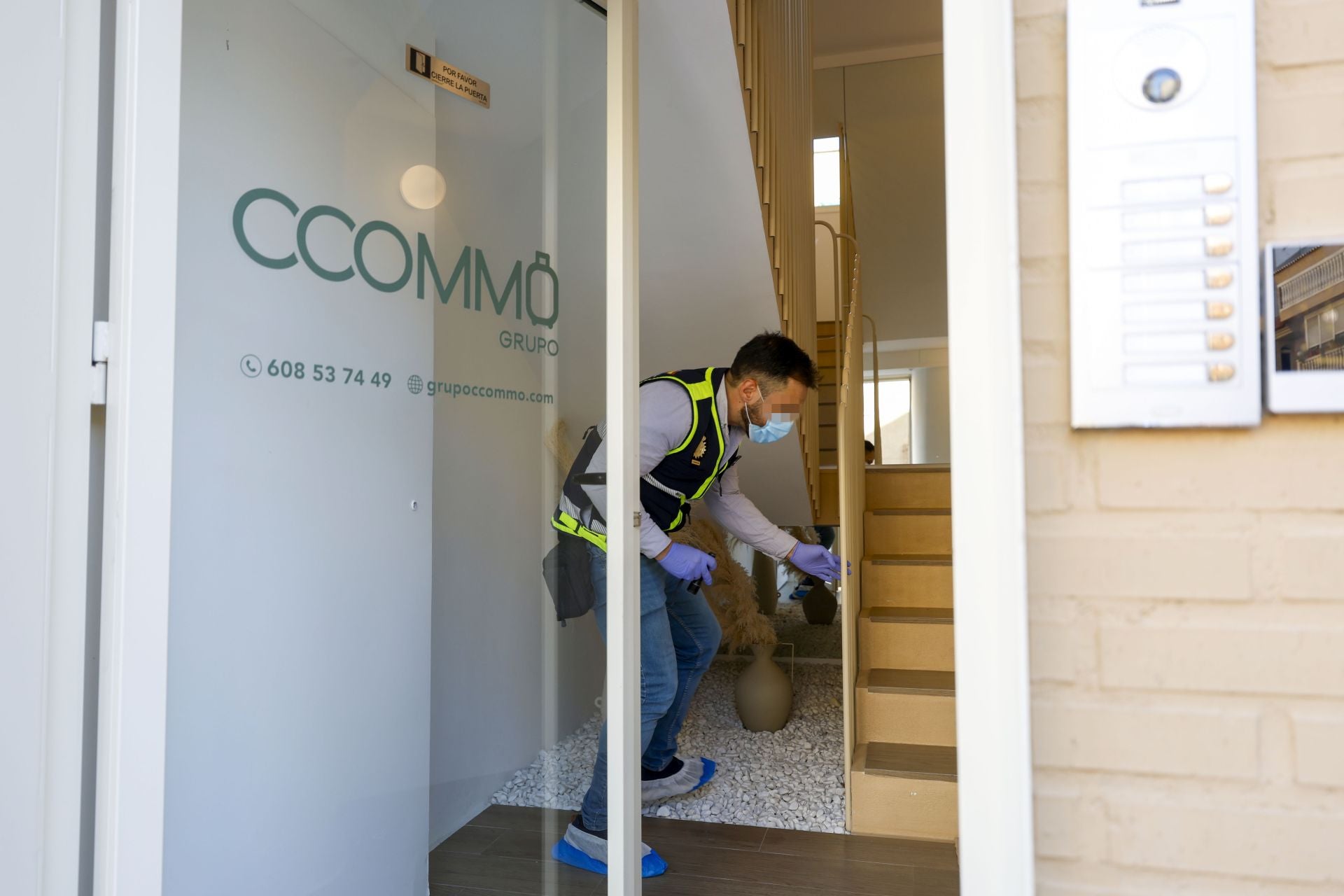 Las imágenes de la Policía Nacional investigando el acuchillamiento de un hijo a su madre en Murcia