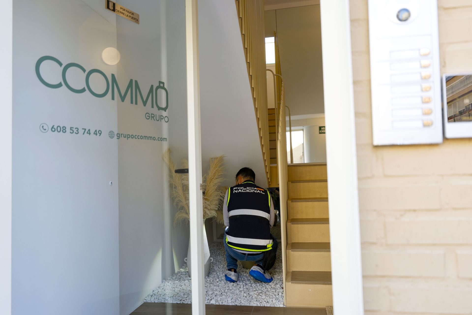 Las imágenes de la Policía Nacional investigando el acuchillamiento de un hijo a su madre en Murcia