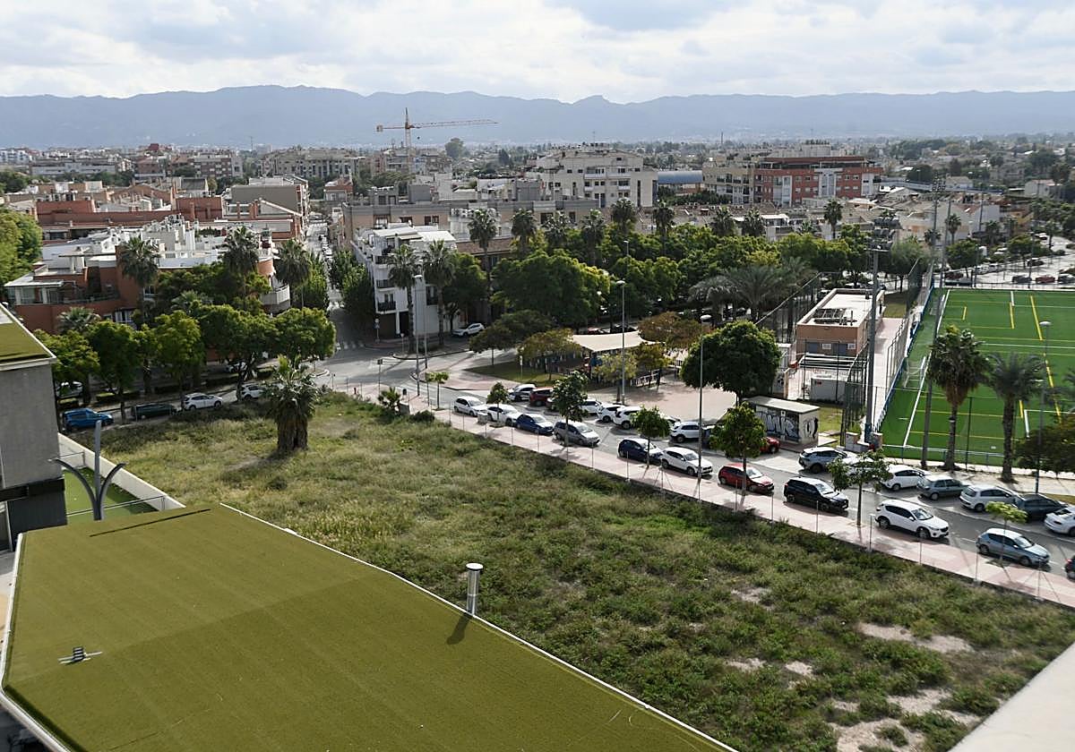 Un solar en la calle Joaquín Soler Serrano de El Ranero.