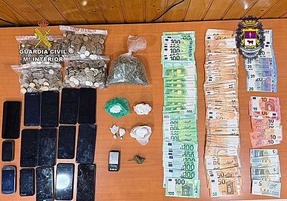 Objetos incautados por la Guardia Civil.