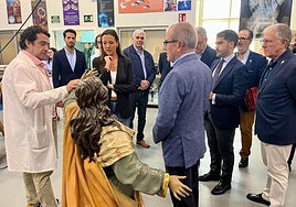 La consejera Carmen Conesa atiende a las explicaciones sobre la imagen de María Magdalena, del grupo del Calvario.