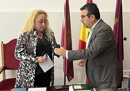 Joaquina Rojas recibe su insignia de concejala de manos del alcalde, Tomás Rubio, ayer en el Pleno.