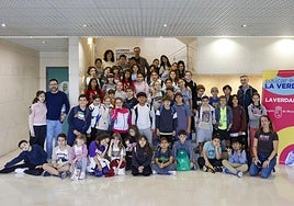 El director de LA VERDAD, Víctor Rodríguez, y María García, jefa del Área de Local, junto a los 52 alumnos de 5º de Primaria del colegio Federico de Arce Martínez y tres maestros, en la sede del diario, ayer.