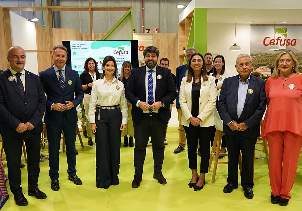 Equipo directivo de Cefusa, junto al presidente de la Comunidad, Fernando López Miras, y otras autoridades.