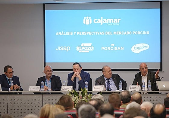 La mesa redonda organizada por Cajamar incidió en los desafíos del sector porcino.