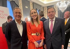 Ana Garre, flanqueada por el presentador Roberto Brasero y el ministro Luis Planas, en la gala de entrega de los premios Alimentos de España.