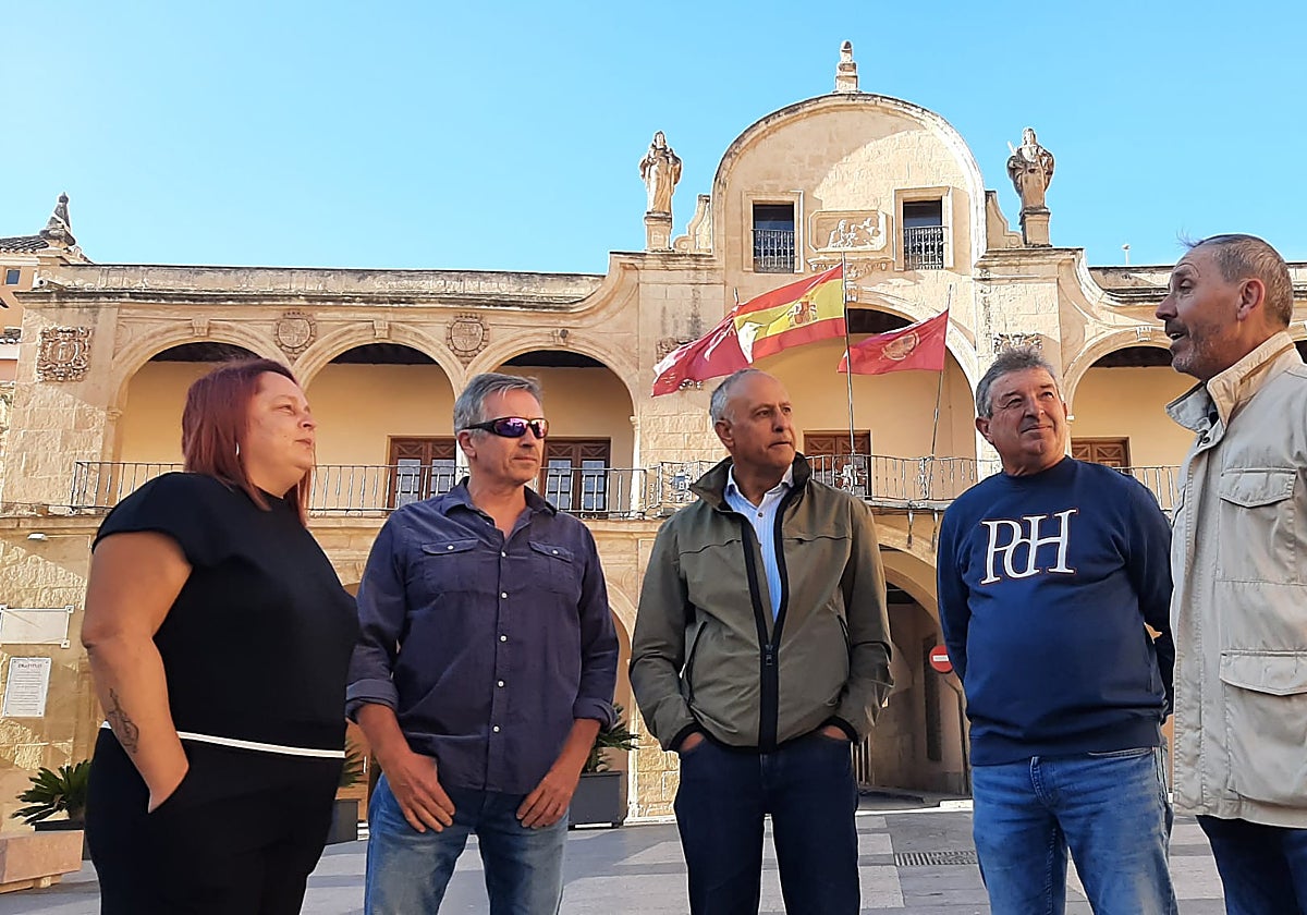 Miembros de la plataforma Stop Biogás ante el Ayuntamiento.