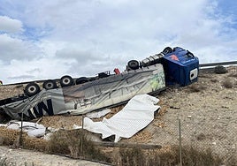 El camión, volcado, tras el reventón.