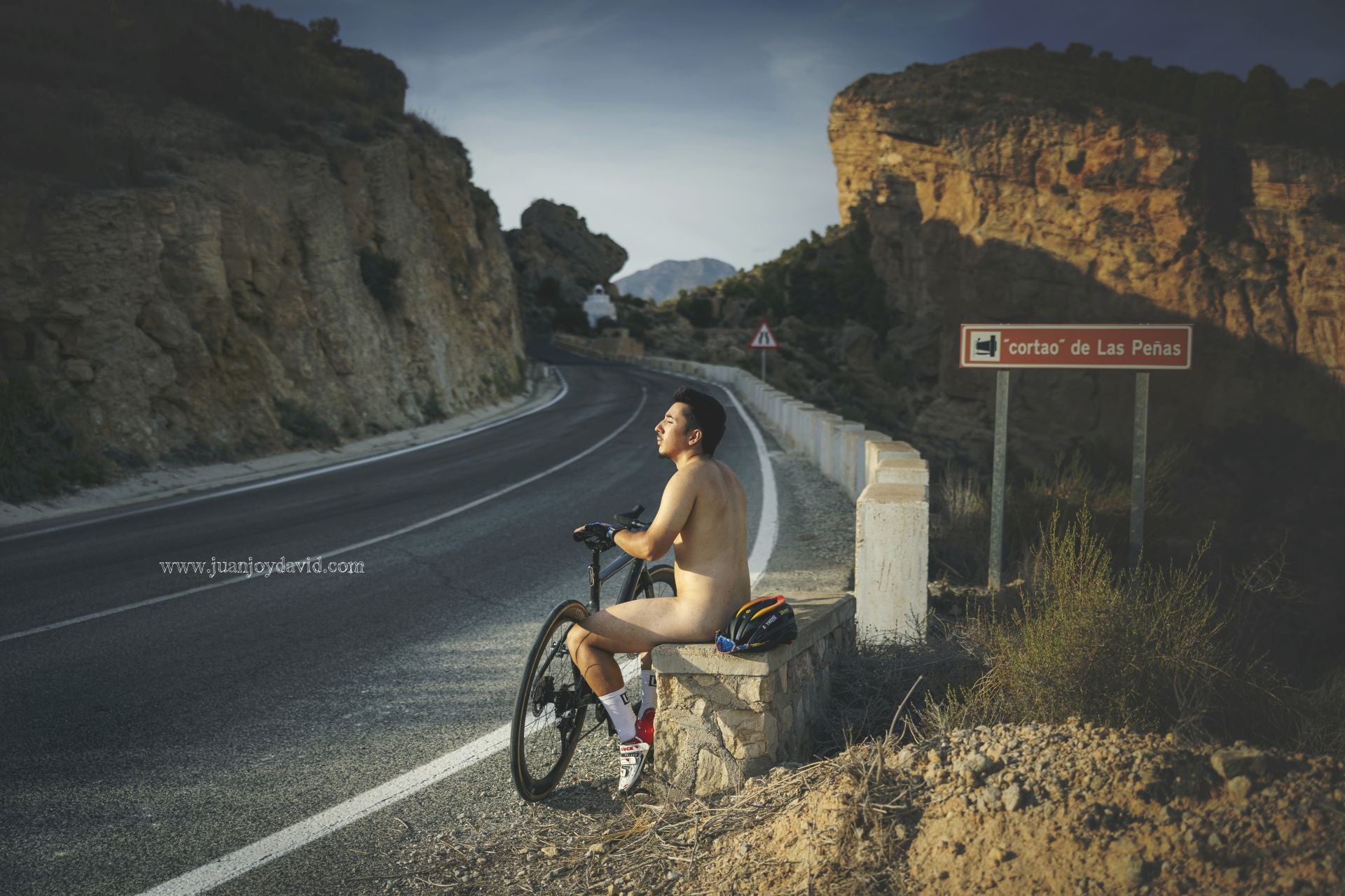 Las imágenes de la exposición solidaria &#039;Fortuna se desnuda&#039;