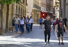 Viandantes en el centro de Murcia con manga corta, en pleno mes de octubre.