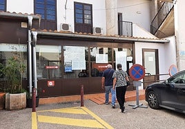 Usuarios se dirigen a la oficina municipal del padrón.