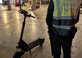 Inmovilizan a un patinete preparado para superar los 80 km/h por hora en el centro de Murcia