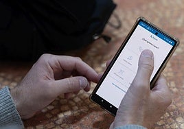 Una persona realizando una operación a través de bizum.