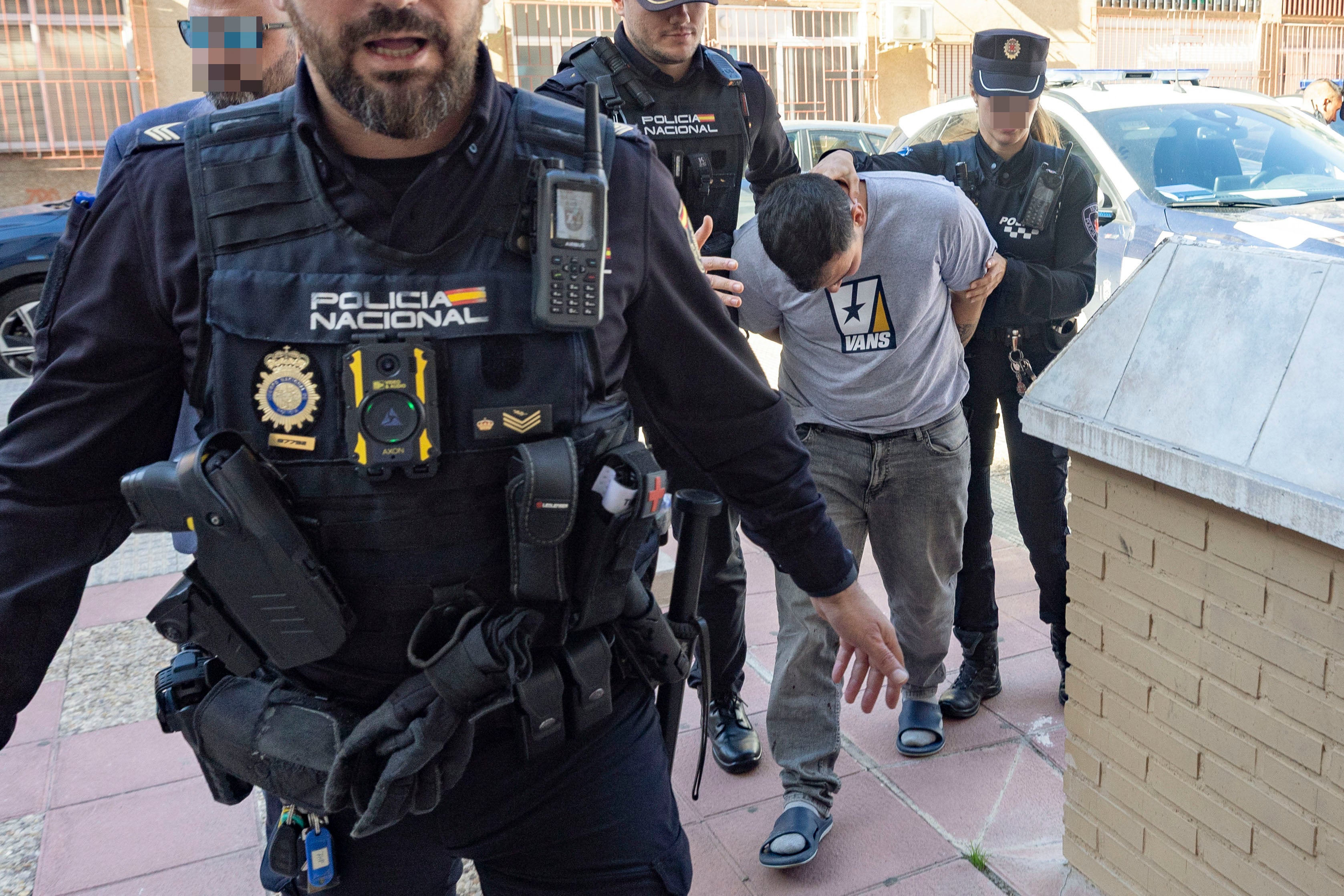 Varios agentes de la Policía Nacional acompañan al detenido, este miércoles.