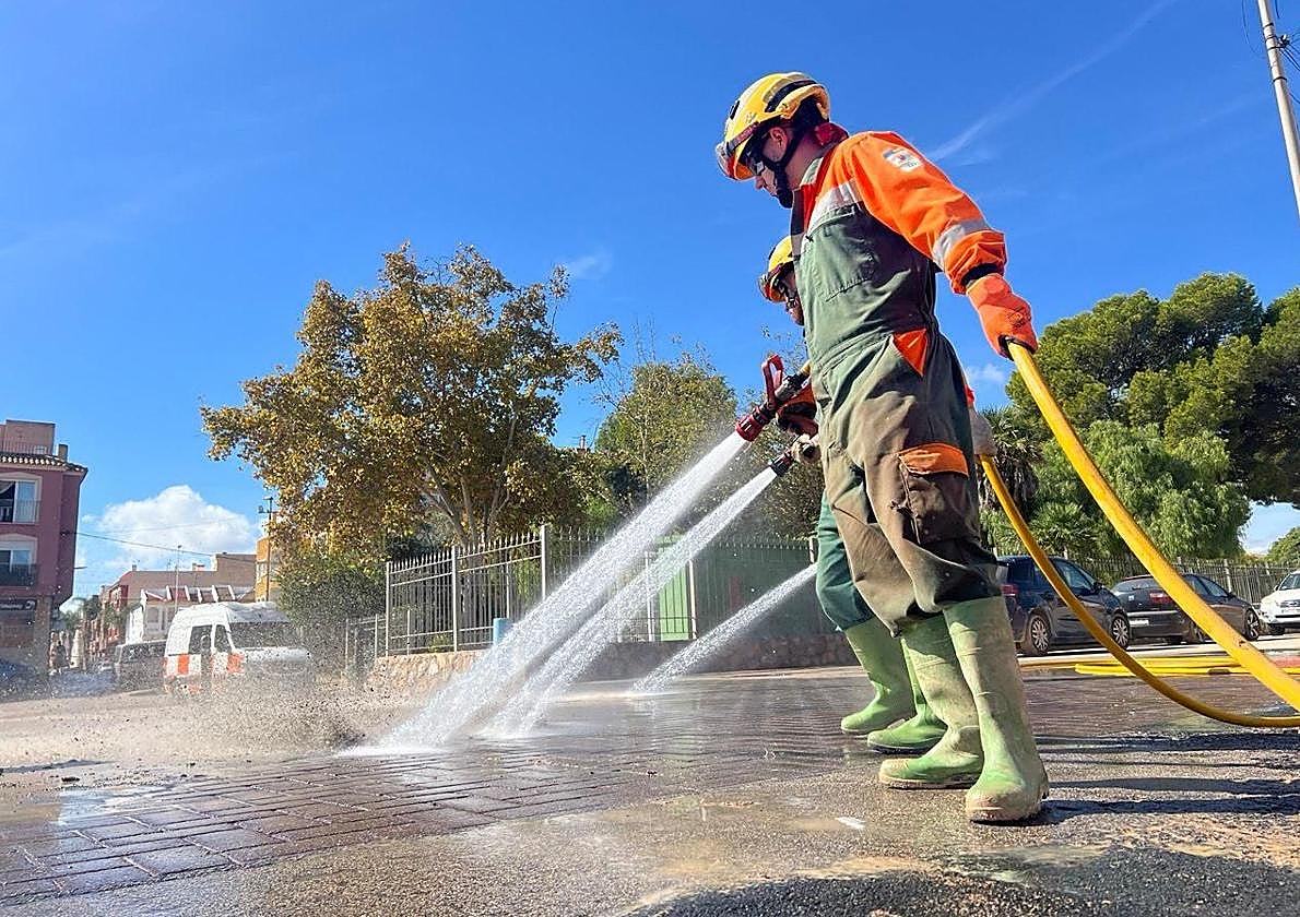 Más de 1.000 efectivos de la Consejería de Medio Ambiente realizan 336 actuaciones de limpieza y achiques en los municipios tras la dana 'Alice'