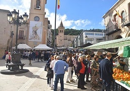 Clientes, ayer en varios puestos de comida en la Plaza Mayor.