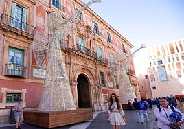 Los ángeles luminosos están ya instalados a las puertas del Palacio Episcopal.