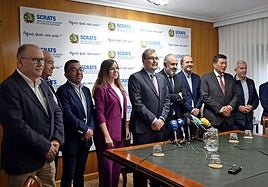 José Ballesta junto a la concejal Rebeca Pérez y Lucas Jiménez, presidente del Scrats, rodeados por miembros de la junta directiva.