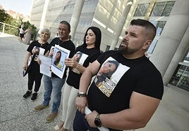 La familia de Sara Gómez presentando la denuncia este jueves ante la Fiscalía.