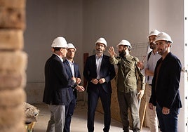 Francisco Lucas (3 i.), durante la visita a la Casa Ruano.