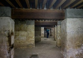 La visita a los sótanos de la antigua harinera La Constancia, este jueves.