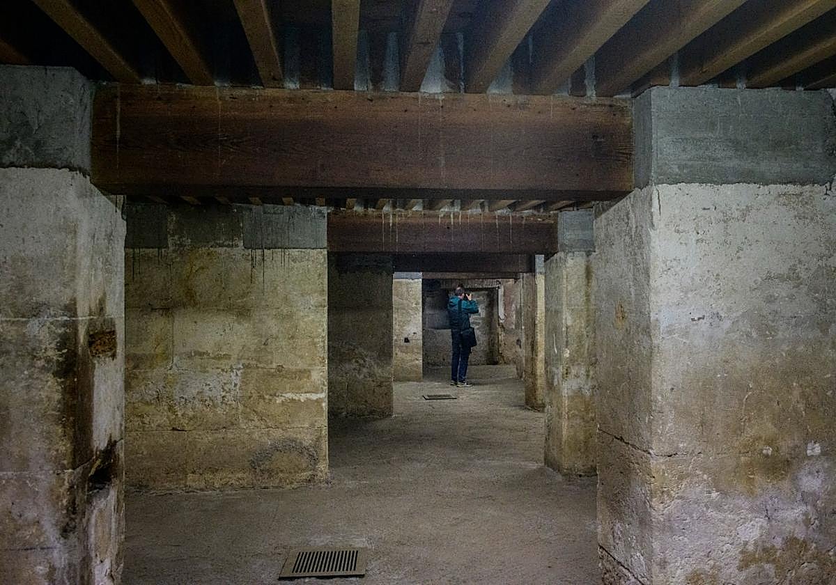 La visita a los sótanos de la antigua harinera La Constancia, este jueves.