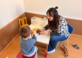 Intervención terapéutica con un niño en el centro de Atención Temprana.