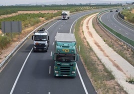 Tres camiones, en la autovía A-33 a la altura del municipio de Yecla.