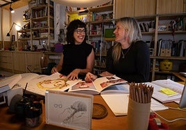 La diseñadora Pilar Larrotcha y la artista Katarzyna Rogowicz sonríen en una charla distendida, ayer, en Studio K.