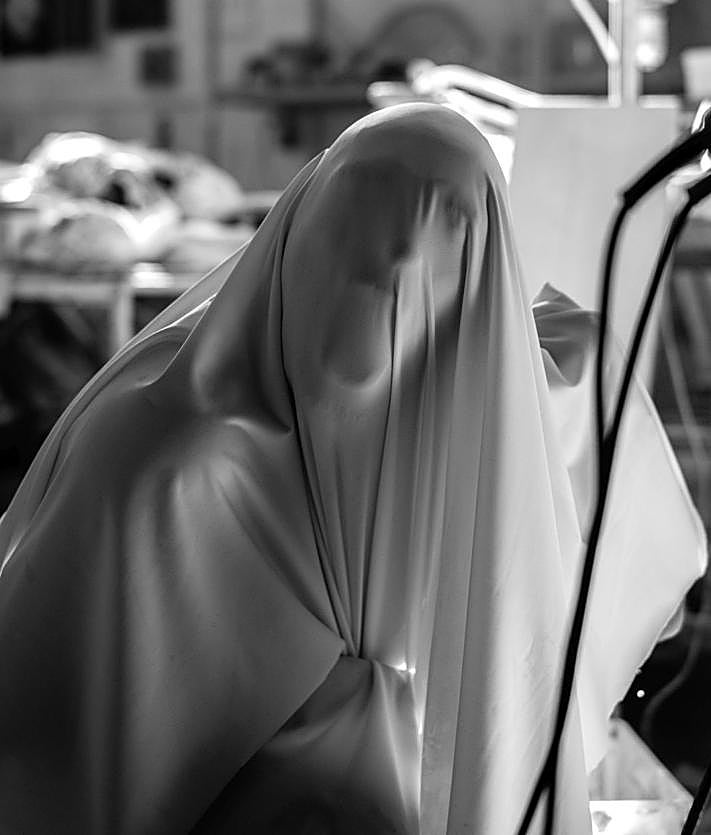 Imagen secundaria 2 - Arriba, el creador, enmascarado, manipula material sensible. Abajo, un detalle de su brazo y en uno de los gestos congelados.