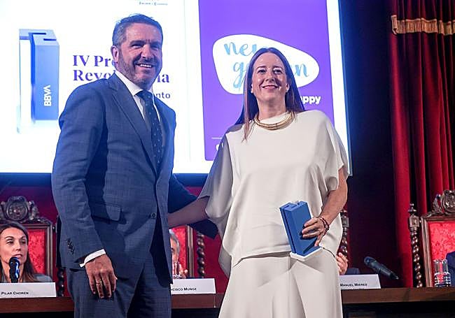 Miguel López Abad entregó el galardón a María Cánovas.