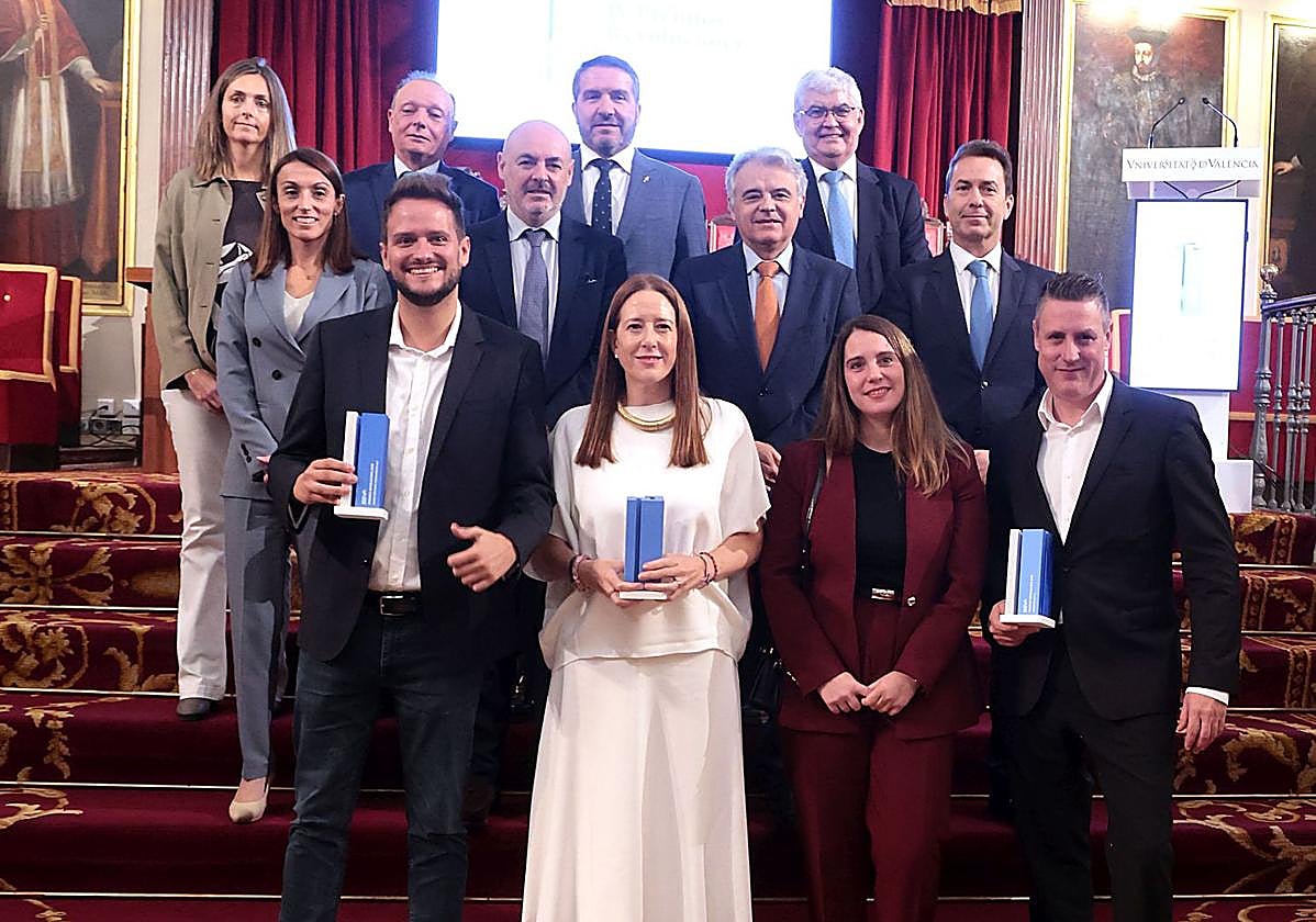 Foto de familia de los ganadores y parte del jurado de los Premios BBVA Revoluciona 2025, en la Universaidad de Valencia.
