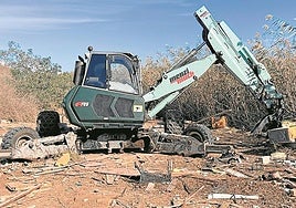 Retirada de escombros con una máquina, esta semana en el humedal.