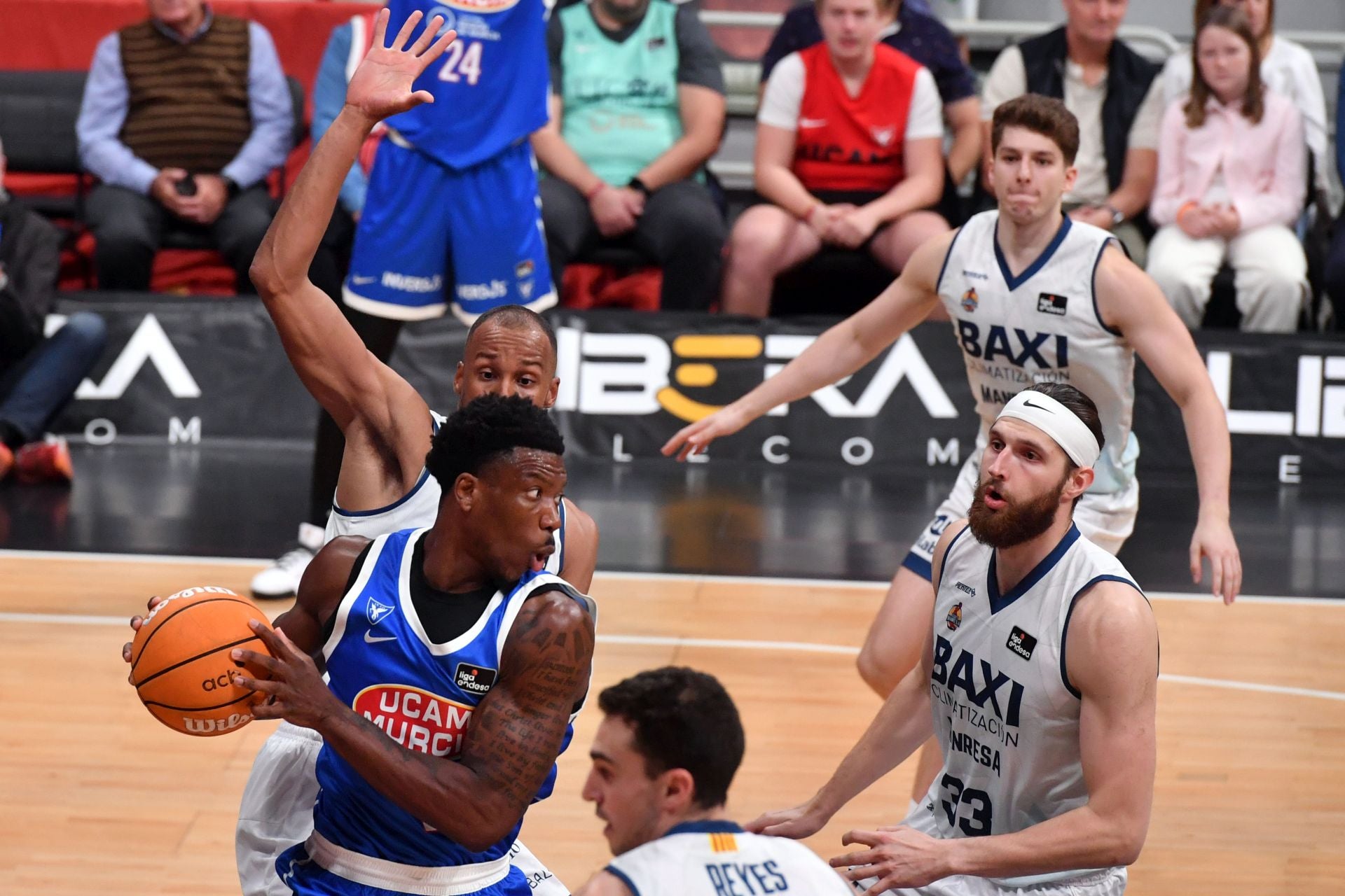 La penúltima fiesta del Palacio sigue acercando al UCAM a la Copa, en imágenes