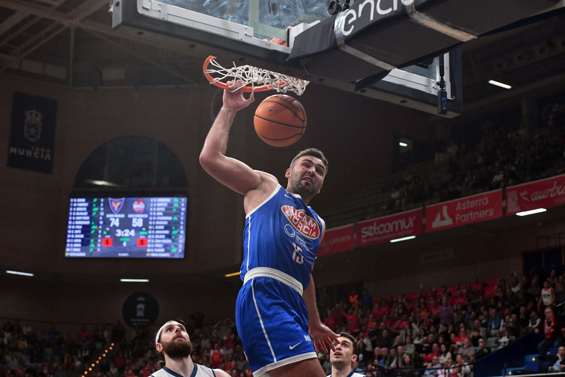 La penúltima fiesta del Palacio sigue acercando al UCAM a la Copa, en imágenes