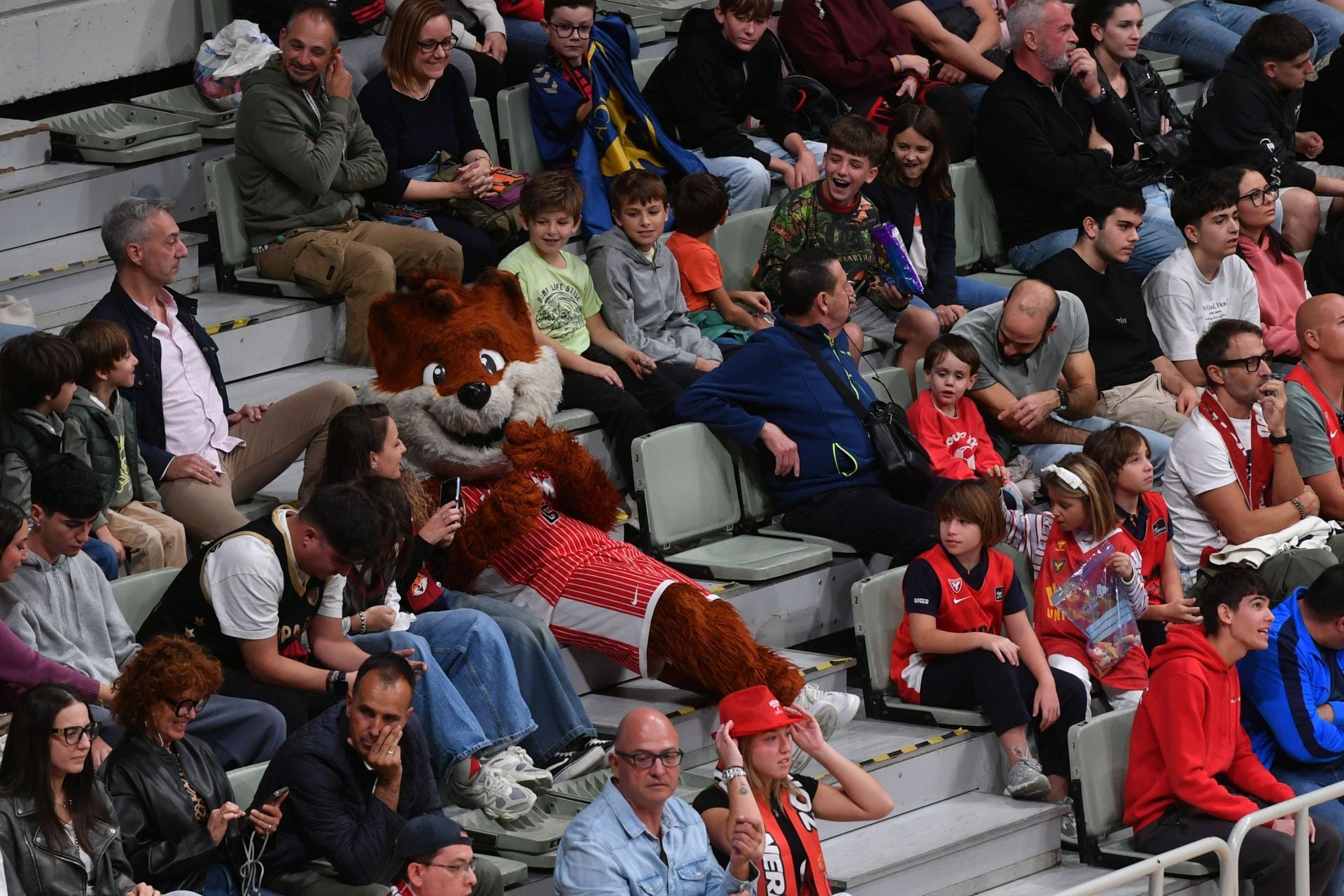 La penúltima fiesta del Palacio sigue acercando al UCAM a la Copa, en imágenes