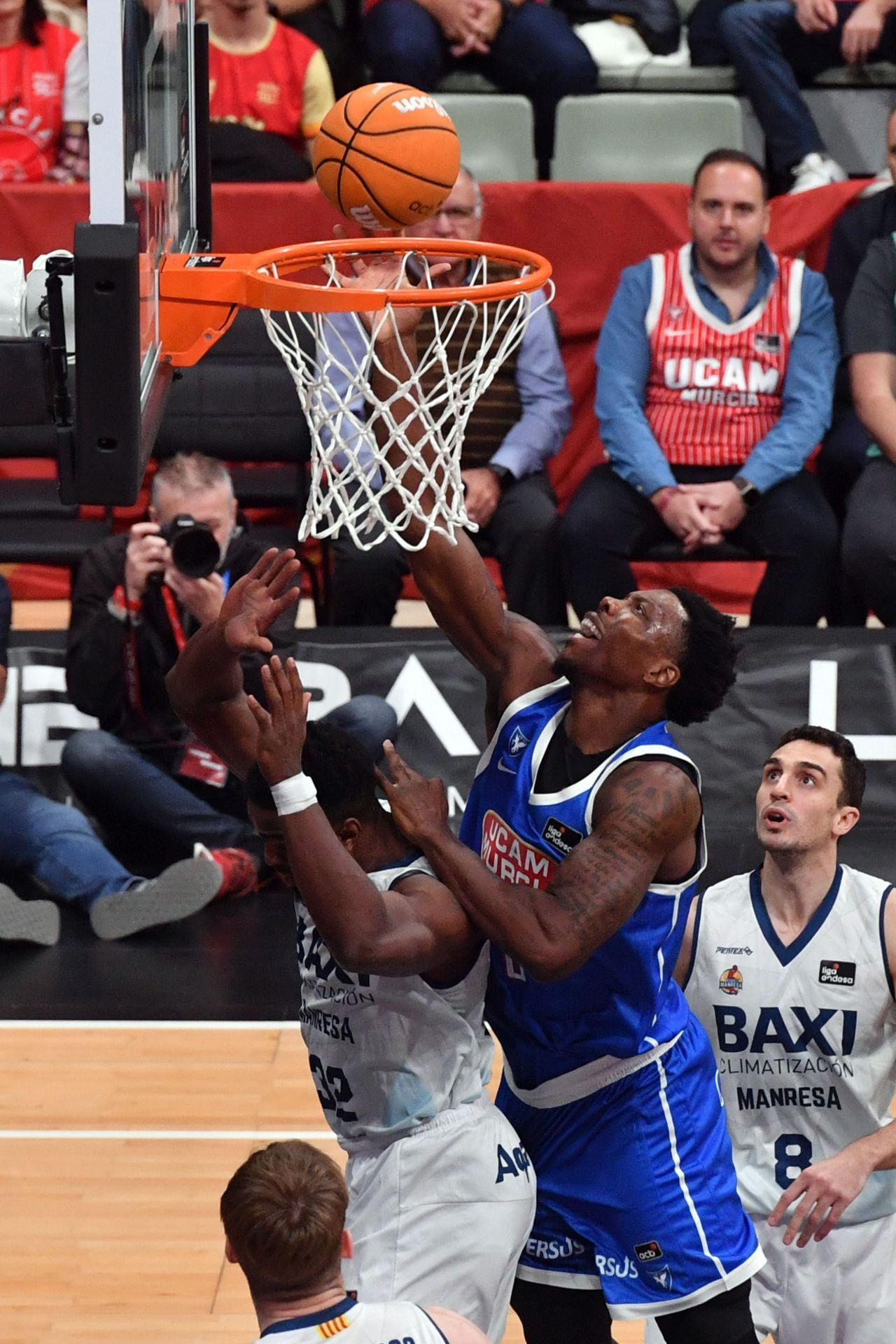 La penúltima fiesta del Palacio sigue acercando al UCAM a la Copa, en imágenes